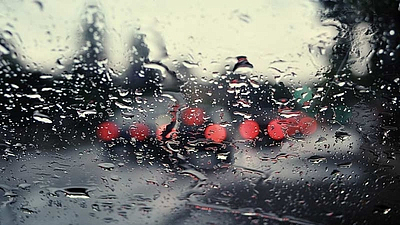 Особенности управления автомобилем на мокрой дороге